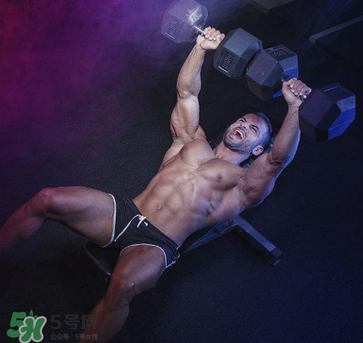 臥推多少公斤合格？臥推高手重量曝光