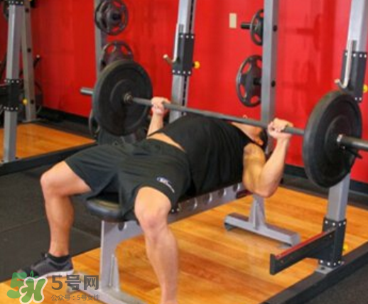 臥推怎么用胸肌發(fā)力？臥推發(fā)力技巧