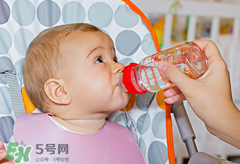 寶寶能喝礦泉水嗎？礦泉水寶寶適合寶寶喝嗎？