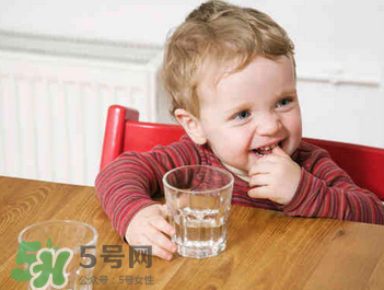 寶寶喝礦泉水好還是自來(lái)水好？寶寶喝哪種水好？