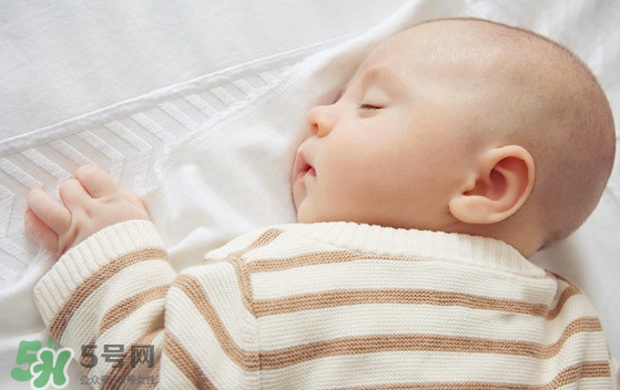 新生兒要多抱抱嗎？新生兒應(yīng)該是多抱還是多躺？