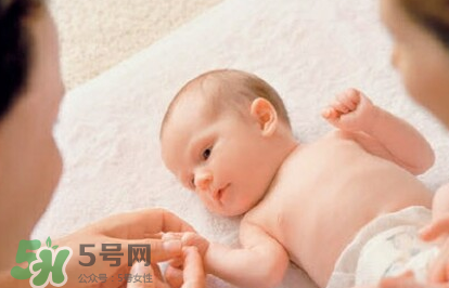 新生兒要多抱抱嗎？新生兒應(yīng)該是多抱還是多躺？