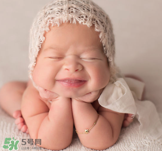 新生兒要多抱抱嗎？新生兒應(yīng)該是多抱還是多躺？