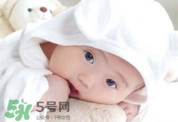 寶寶發(fā)燒睡著了要叫醒吃藥嗎？9個(gè)處理寶寶發(fā)燒的辦法