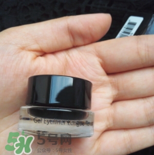 眼線膏要沾水嗎？用干刷子還是濕刷子