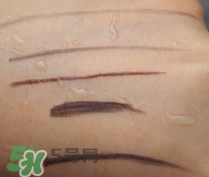 眼線膏要沾水嗎？用干刷子還是濕刷子