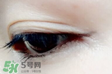 眼線膏要沾水嗎？用干刷子還是濕刷子