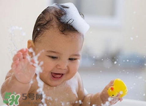 新生兒痤瘡多久會(huì)好？新生兒痤瘡能用百多邦嗎？