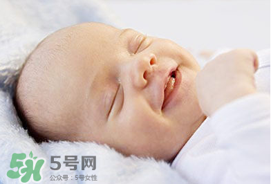 寶寶發(fā)燒出汗可以蓋被子嗎？寶寶發(fā)燒出汗了會退燒嗎？