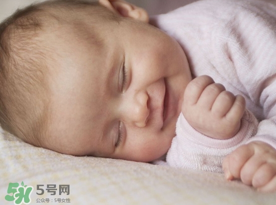 寶寶睡覺為什么會笑？寶寶睡覺笑出聲是做夢了嗎？