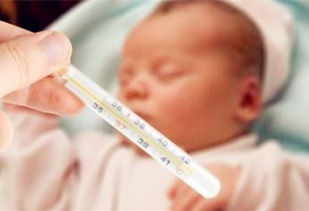 寶寶發(fā)燒睡著了要叫醒吃藥嗎？9個(gè)處理寶寶發(fā)燒的辦法