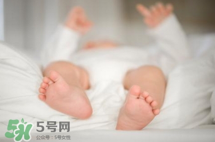 寶寶發(fā)燒睡著了要叫醒吃藥嗎？9個(gè)處理寶寶發(fā)燒的辦法