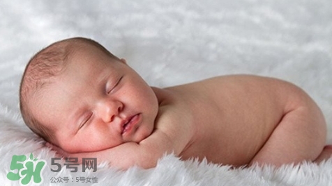 新生兒怎么睡覺姿勢正確？新生兒怎么睡頭型好看？