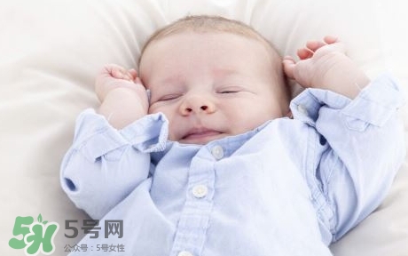 寶寶睡覺為什么會(huì)笑？寶寶睡覺笑出聲是做夢(mèng)了嗎？