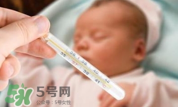 寶寶發(fā)燒睡著了要叫醒吃藥嗎？9個(gè)處理寶寶發(fā)燒的辦法