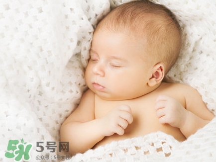 新生兒怎么睡覺姿勢正確？新生兒怎么睡頭型好看？