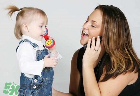 寶寶什么時(shí)候?qū)W會(huì)說(shuō)話？怎么教寶寶說(shuō)話？