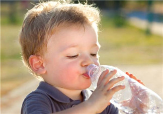 寶寶能喝礦泉水嗎？礦泉水寶寶適合寶寶喝嗎？