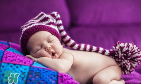 新生兒怎么睡覺姿勢正確？新生兒怎么睡頭型好看？