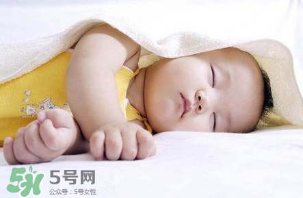 寶寶發(fā)燒睡著了要叫醒吃藥嗎？9個(gè)處理寶寶發(fā)燒的辦法