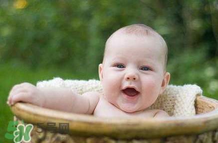 寶寶發(fā)燒睡著了要叫醒吃藥嗎？9個(gè)處理寶寶發(fā)燒的辦法