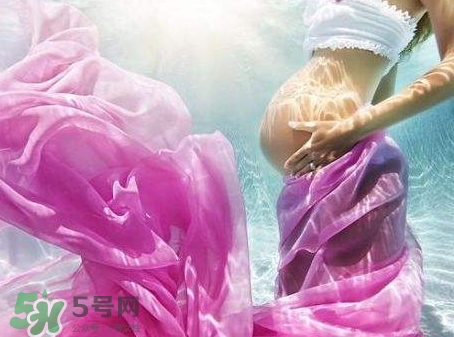 水中分娩時(shí)難產(chǎn)怎么辦？水中分娩和無(wú)痛分娩哪個(gè)好？