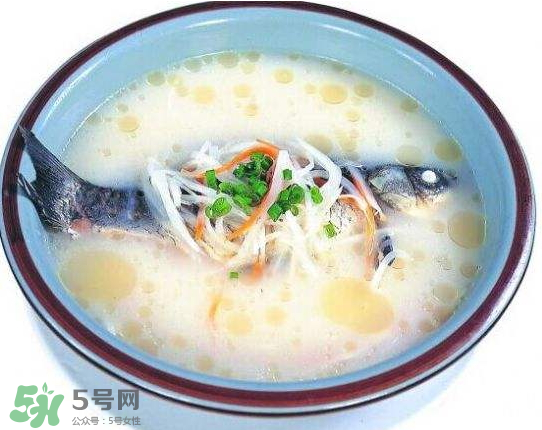 鯽魚湯里可以放什么菜最好？鯽魚燉湯放什么菜？