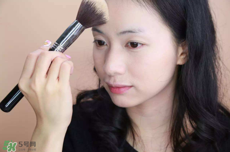 定妝噴霧好還是散粉？定妝噴霧在散粉后用嗎？