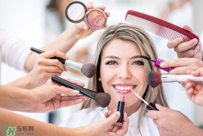 涂了防曬再上散粉會(huì)搓泥嗎？防曬噴霧和散粉的先后順序 