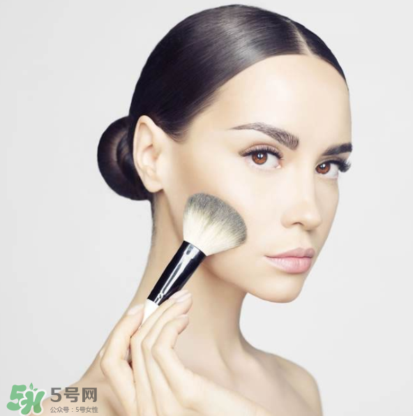 涂了防曬再上散粉會(huì)搓泥嗎？防曬噴霧和散粉的先后順序 