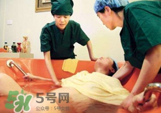 水中分娩時(shí)難產(chǎn)怎么辦？水中分娩和無(wú)痛分娩哪個(gè)好？