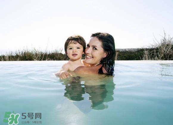 水中分娩時(shí)難產(chǎn)怎么辦？水中分娩和無(wú)痛分娩哪個(gè)好？