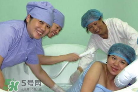 水中分娩時(shí)難產(chǎn)怎么辦？水中分娩和無(wú)痛分娩哪個(gè)好？