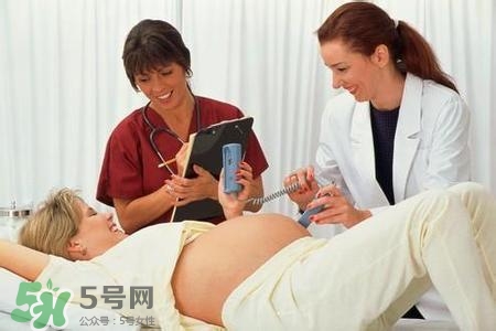 水中分娩時(shí)難產(chǎn)怎么辦？水中分娩和無(wú)痛分娩哪個(gè)好？