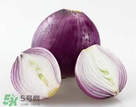 洋蔥榨汁能每天喝嗎？洋蔥汁能治什么?。?></p><p>防癌：一顆洋蔥隨便吃</p><p>洋蔥中所含有山奈酚和檞皮黃酮等成份，能夠阻止癌細(xì)胞的血管生成，可防治乳癌、胃癌及其他癌癥的發(fā)生。</p><p>山東省的一個研究也發(fā)現(xiàn)：當(dāng)洋蔥吃得越多，得胃癌的機率越低。</p><p>哮喘：每天涼拌洋蔥絲</p><p>洋蔥中含有至少三種抗發(fā)炎的天然化學(xué)物質(zhì)，可以防治哮喘。這是因為洋蔥中的有效物質(zhì)可以抑制組織胺的活動，而組織胺會引起哮喘的過敏癥狀。</p><p>德國研究發(fā)現(xiàn)，洋蔥可以使哮喘的發(fā)作機率降低一半左右。</p><p style=