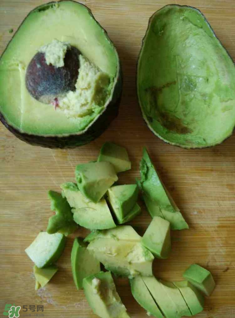 牛油果沙拉怎么做？牛油果沙拉用什么醬？