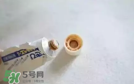 白兔暗瘡膏還是獅王祛痘膏好？?jī)煽铎疃划a(chǎn)品對(duì)比