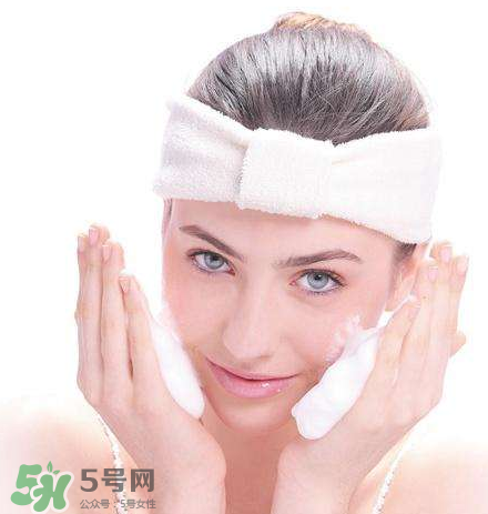 痘痘肌的護(hù)膚品怎么挑？正確挑選祛痘產(chǎn)品