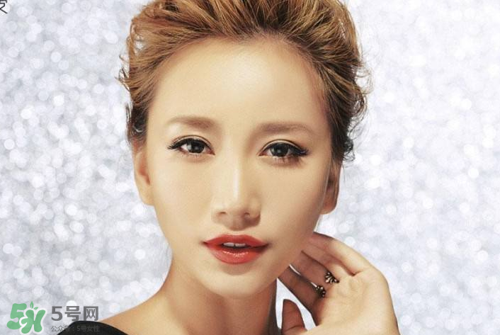 生理鹽水能泡隱形眼鏡嗎？生理鹽水能泡美瞳嗎？