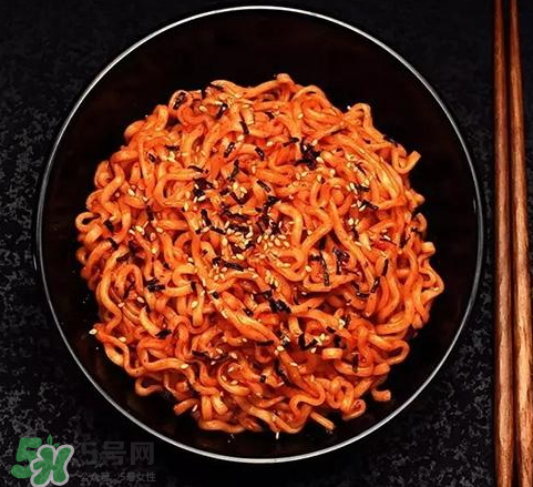 國產(chǎn)火雞面和韓國的味道一樣嗎？國產(chǎn)火雞面和韓國有什么區(qū)別？