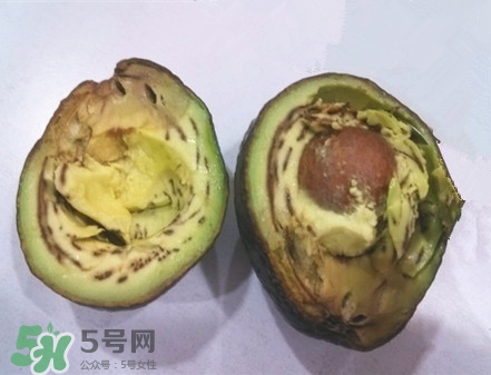 牛油果切開黑了能吃嗎？牛油果為什么會有黑點(diǎn)？