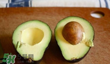 牛油果榨汁要去皮嗎？牛油果榨汁要加水嗎？