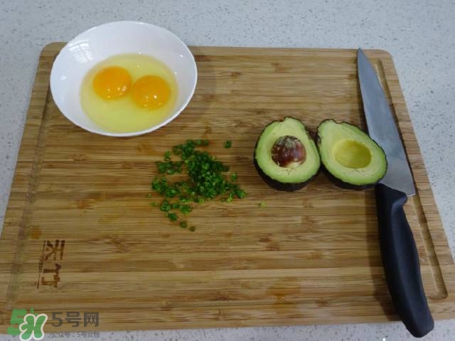 牛油果沙拉怎么做？牛油果沙拉用什么醬？