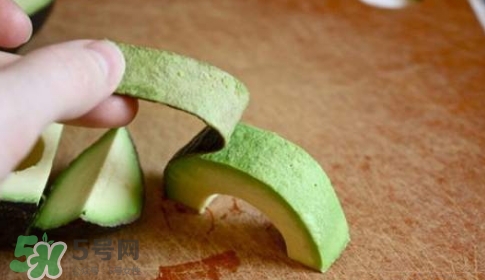 牛油果榨汁要去皮嗎？牛油果榨汁要加水嗎？