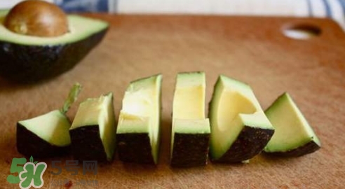 牛油果榨汁要去皮嗎？牛油果榨汁要加水嗎？