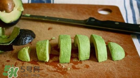 牛油果榨汁要去皮嗎？牛油果榨汁要加水嗎？