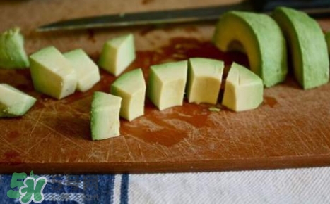 牛油果榨汁要去皮嗎？牛油果榨汁要加水嗎？