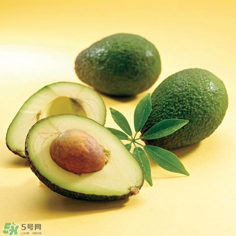 牛油果切開黑了能吃嗎？牛油果為什么會有黑點(diǎn)？