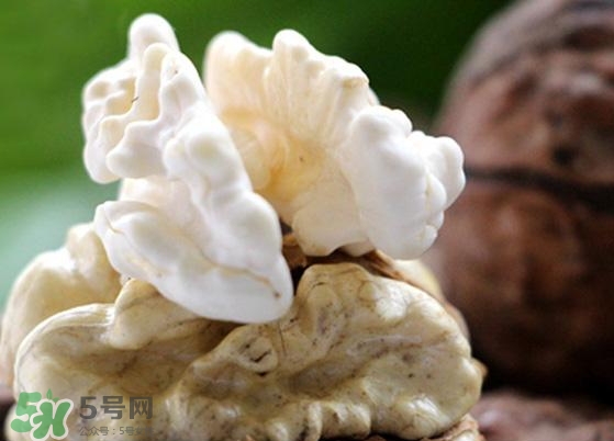 新鮮核桃外殼發(fā)霉能吃嗎？新鮮核桃長毛還能吃嗎？