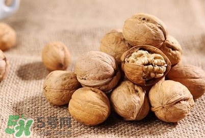 青皮核桃和干核桃哪個(gè)營養(yǎng)高？有什么區(qū)別？